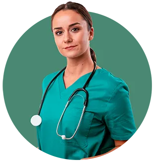 Enfermera seria con uniforme verde y estetoscopio.