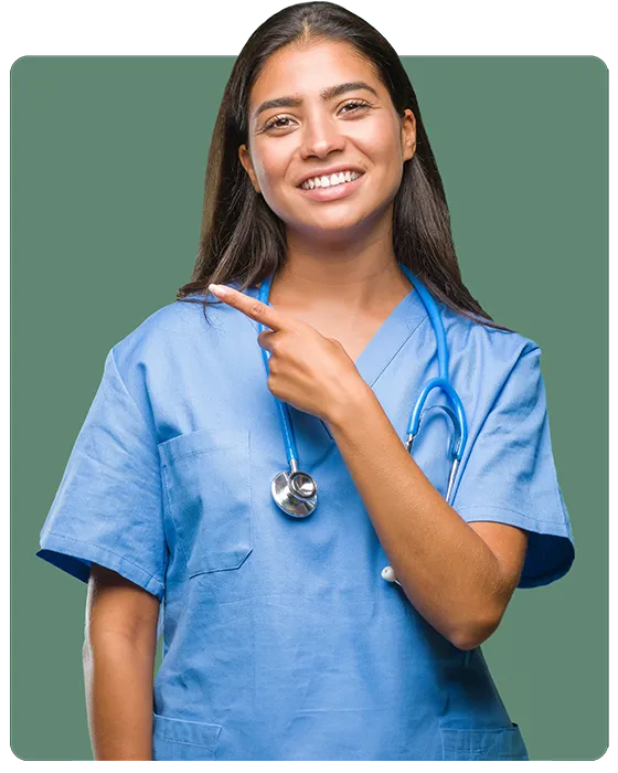 Enfermera sonriente señalando hacia un lado con un estetoscopio alrededor del cuello.