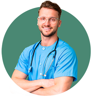 Enfermero sonriente con uniforme azul y estetoscopio.