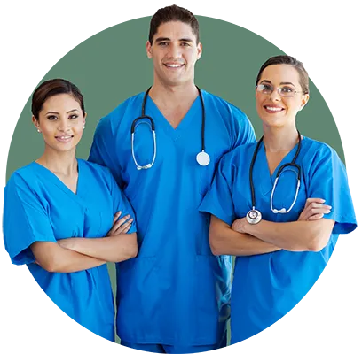 Grupo de tres enfermeros sonrientes con uniformes azules.