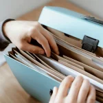 Documentos con los requisitos sobre certificado de empadronamiento en España.