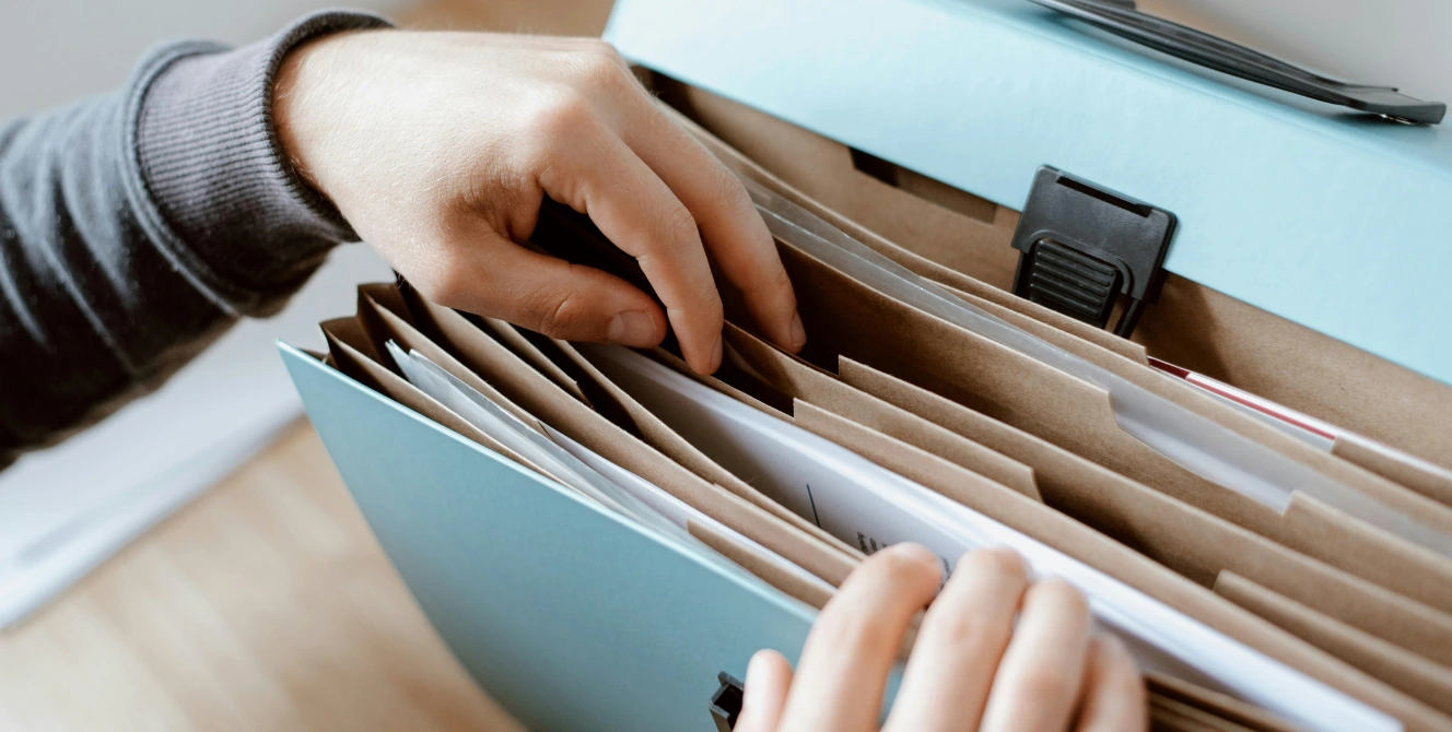 Documentos que reflejan lo que se necesita para obtener el certificado de empadronamiento en España.