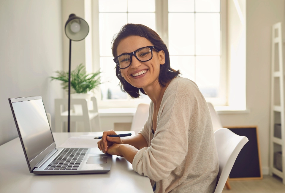 Mujer sonriendo en Webinar de Endivo Consulting.