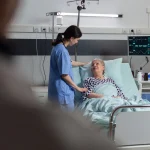 Enfermera atendiendo a paciente hospitalizado, ejemplo de cómo trabajar en España como enfermera