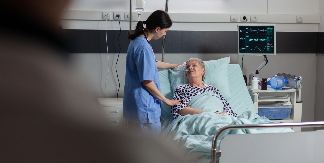 Enfermera atendiendo a paciente hospitalizado, ejemplo de cómo trabajar en España como enfermera