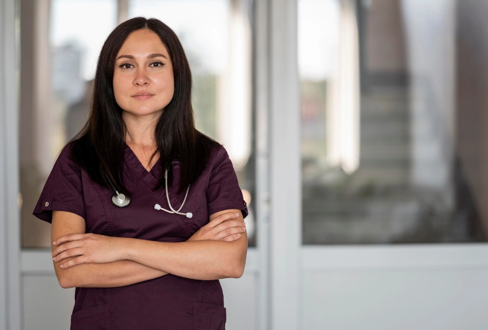 Enfermera latinoamericana confiada tras homologar título chileno en España para trabajar en hospitales y centros de salud.