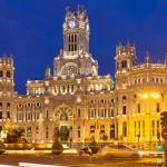 Vista nocturna del Palacio de Cibeles, parada imprescindible para quienes buscan qué ver en Madrid