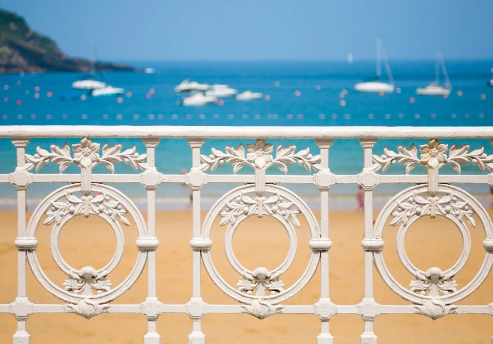 Vista de la playa de La Concha en San Sebastián, uno de los paisajes más emblemáticos de las ciudades más bonitas de España.