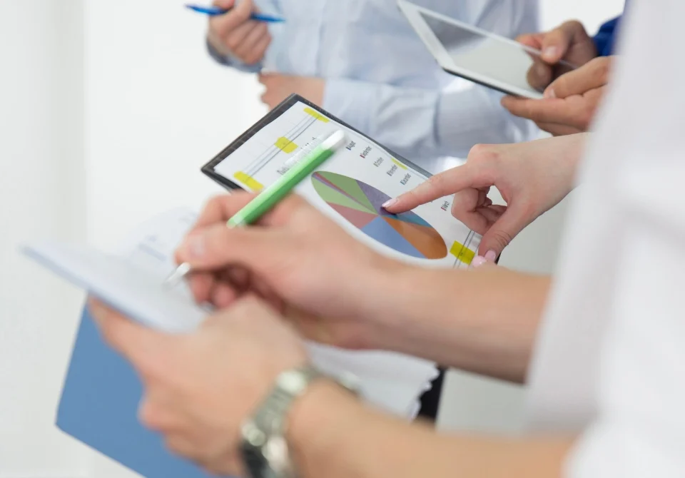 Profesionales analizando gráficos sobre las especialidades más demandadas medicina y las tendencias de empleo en el sector sanitario.