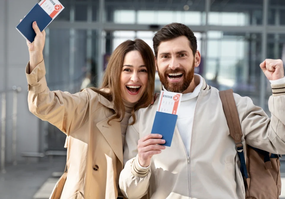 Pareja celebrando la aprobación de su visa para España mexicanos en el aeropuerto.
