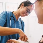 Enfermera realizando un procedimiento de curación, una de las técnicas y procedimientos de enfermería más comunes.