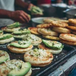 Arepas recién hechas con aguacate y queso en plancha, plato típico de los restaurantes colombianos en Madrid
