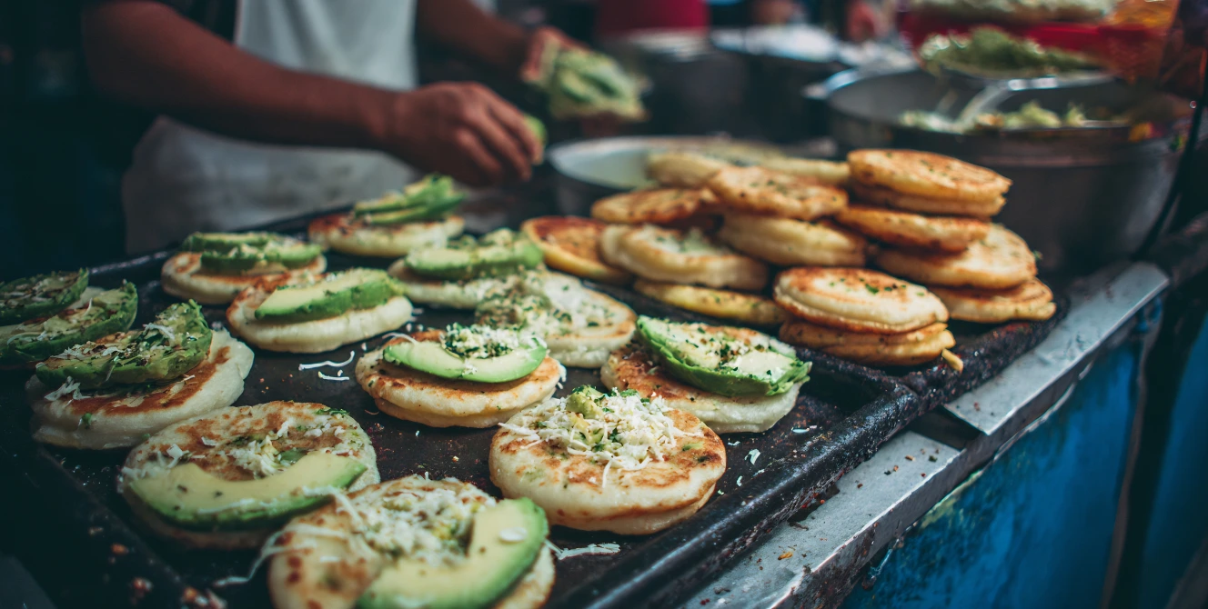 Arepas recién hechas con aguacate y queso en plancha, plato típico de los restaurantes colombianos en Madrid