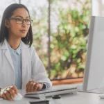 Doctora revisando ofertas de empleo de médico en Madrid en el ordenador