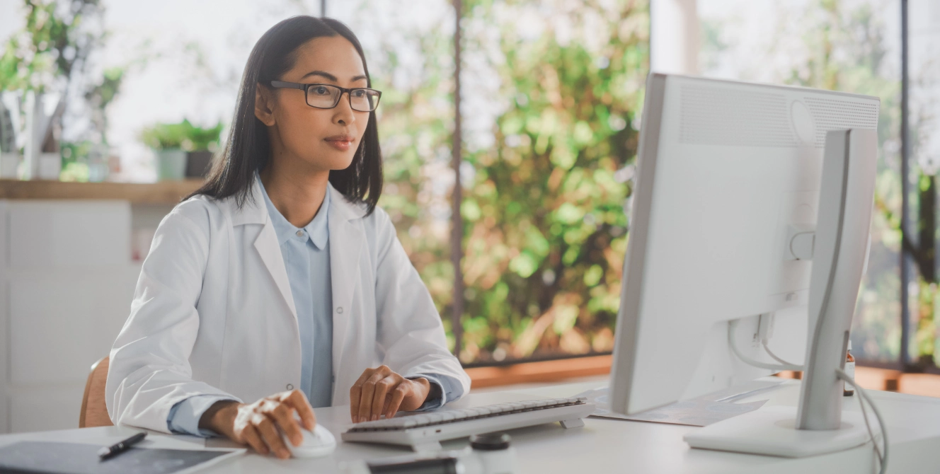 Doctora revisando ofertas de empleo de médico en Madrid en el ordenador