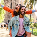 Pareja en Barcelona, cerca de la Sagrada Familia, cumpliendo los requisitos para ingresar en España desde Chile