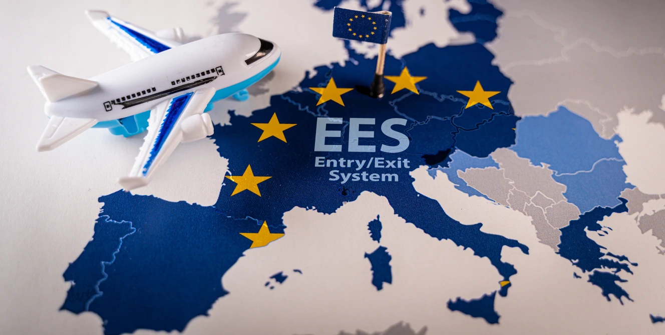 Mapa de Europa con avión y banderas de la UE, relacionado con la visa Schengen y el control de entradas y salidas (EES).