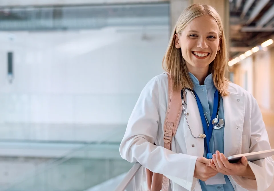 Médica sonriente en hospital, imagen sobre cuántos años son de residencia en medicina en España.