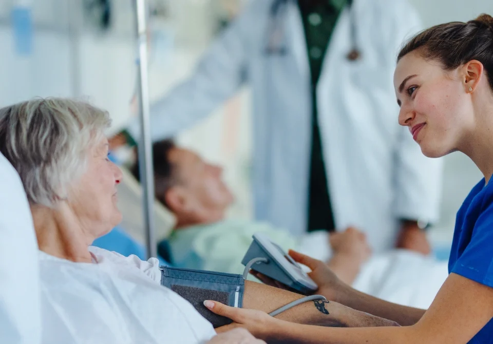 Enfermera realizando control a paciente en enfermería en hospitalización en hospital