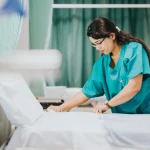 Enfermera en un hospital privado de España durante su jornada laboral, en una imagen para ilustrar cuánto gana una enfermera en un hospital privado