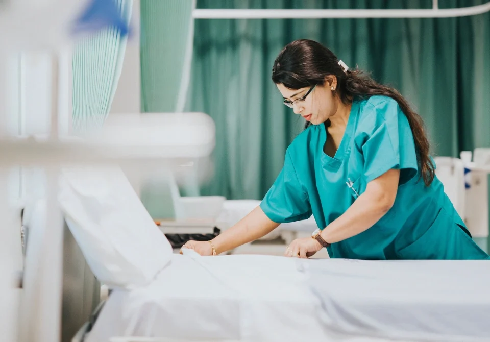 Enfermera en un hospital privado de España durante su jornada laboral, en una imagen para ilustrar cuánto gana una enfermera en un hospital privado