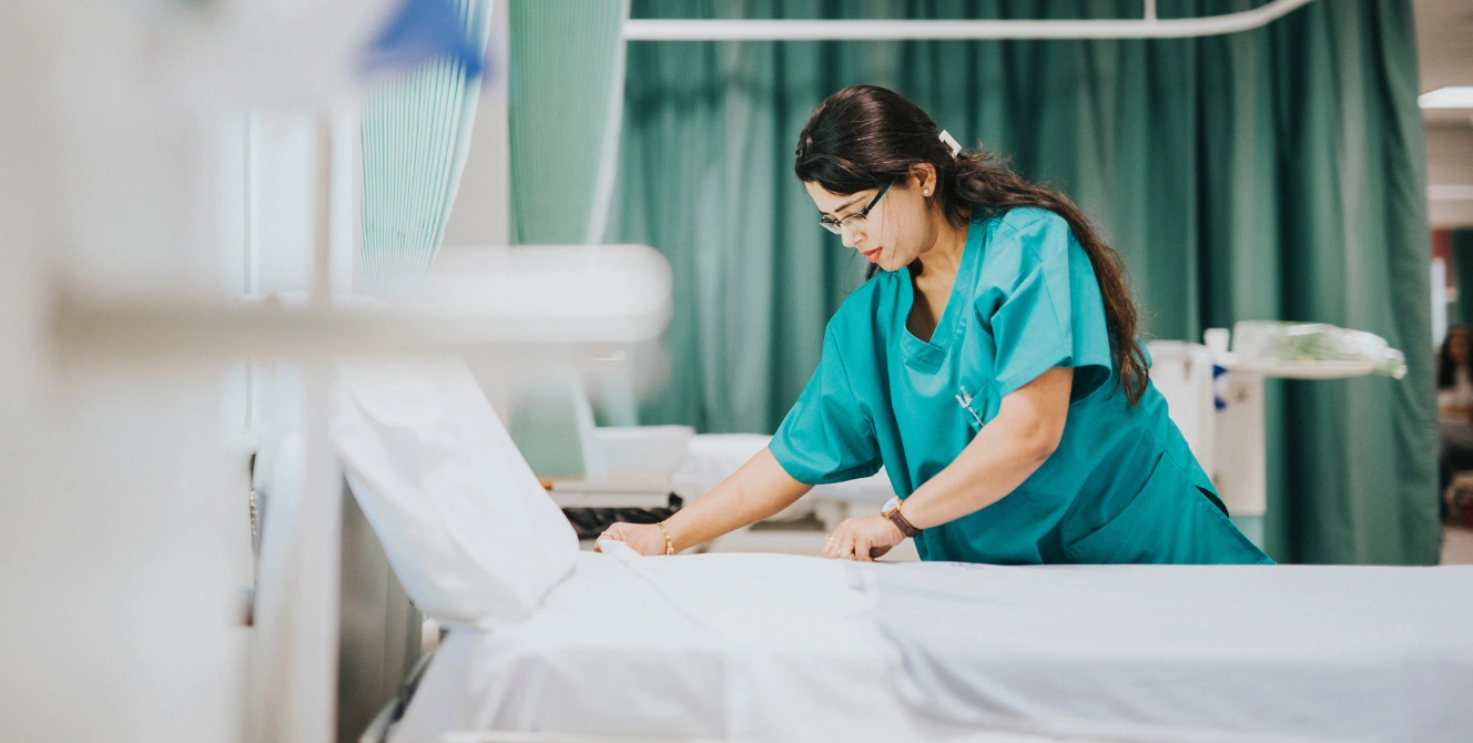 Enfermera en un hospital privado de España durante su jornada laboral, en una imagen para ilustrar cuánto gana una enfermera en un hospital privado