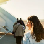 Profesional sanitaria latinoamericana embarcando hacia España tras resolver si se necesita visa para ir a España.