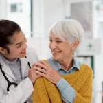 Médica latinoamericana atendiendo a una paciente tras resolver las diferencias entre homologación y equivalencia de su título