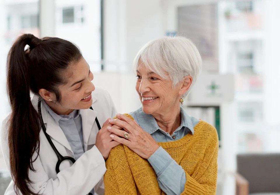 Médica latinoamericana atendiendo a una paciente tras resolver las diferencias entre homologación y equivalencia de su título