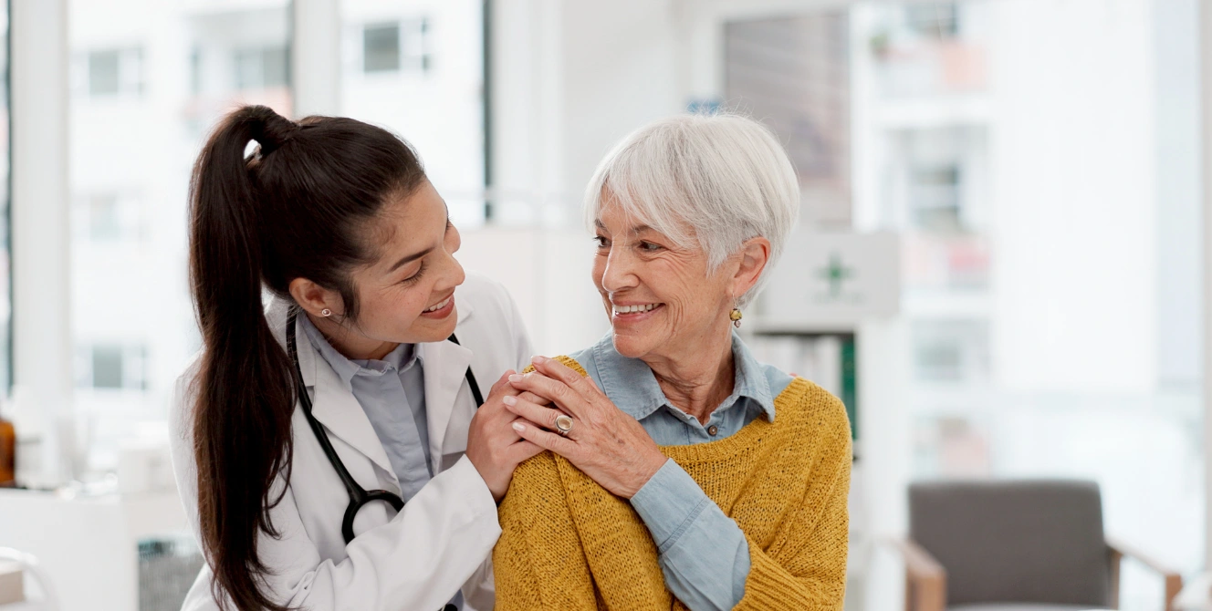 Médica latinoamericana atendiendo a una paciente tras resolver las diferencias entre homologación y equivalencia de su título