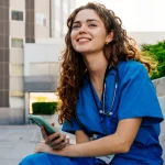 Médica residente sonriendo frente a un hospital tras entender qué es el MIR en España