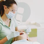 Dentista extranjera ejerciendo tras homologar su título en una de las profesiones reguladas en España