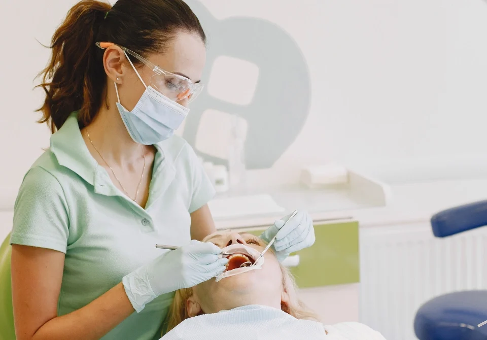 Dentista extranjera ejerciendo tras homologar su título en una de las profesiones reguladas en España