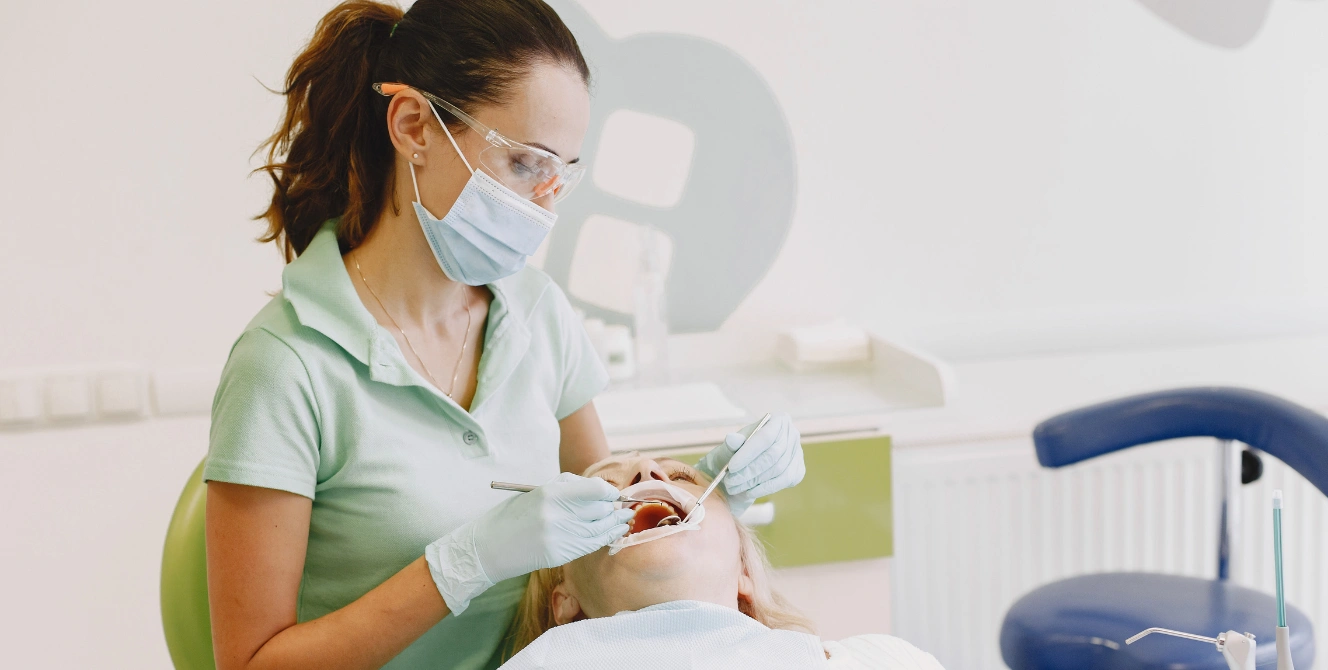 Dentista extranjera ejerciendo tras homologar su título en una de las profesiones reguladas en España